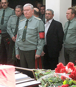 Командующий войсками СКВО генерал армии Александр Баранов (в центре) отдал последний долг погибшим товарищам